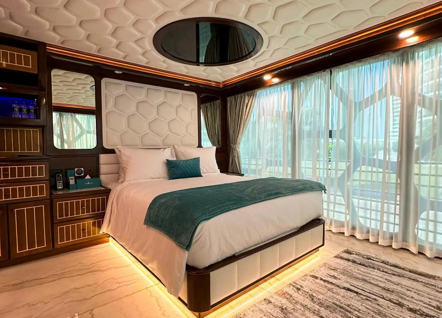 Ботель Overnight Super Yacht - Orchid Абу-Даби ОАЭ